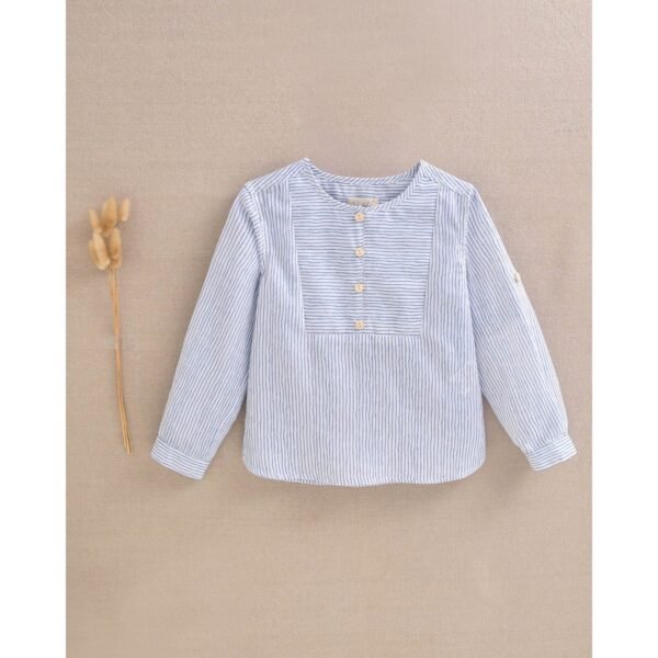 Camisa de niño de rayas azul pastel y blanca