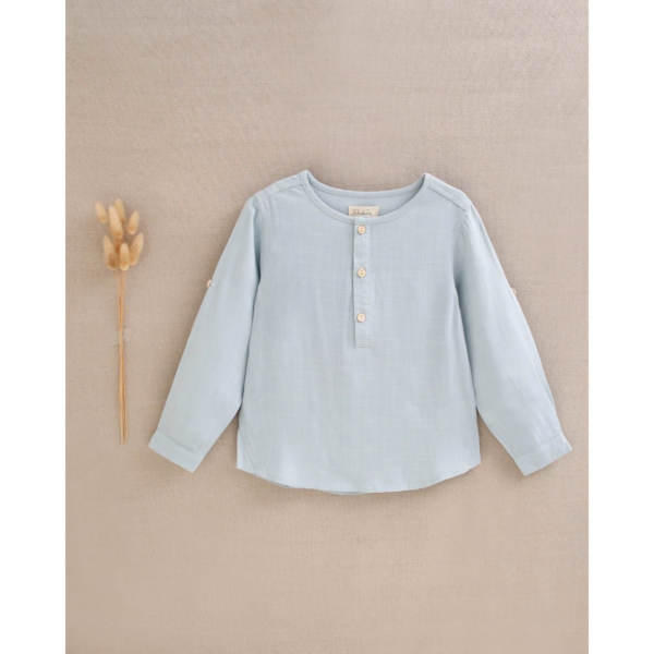 Camisa de niño azul cielo