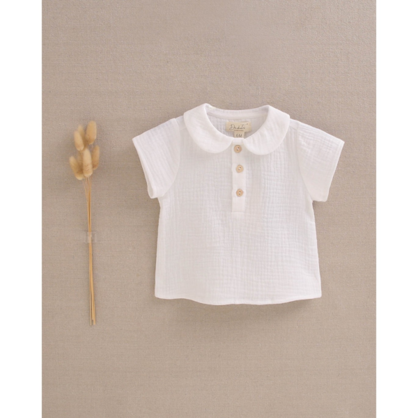 Camisa de bebé niño de muselina blanca con cuello