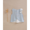 Blusa de niña azul con lazo de flores y abertura trasera - Imagen 2