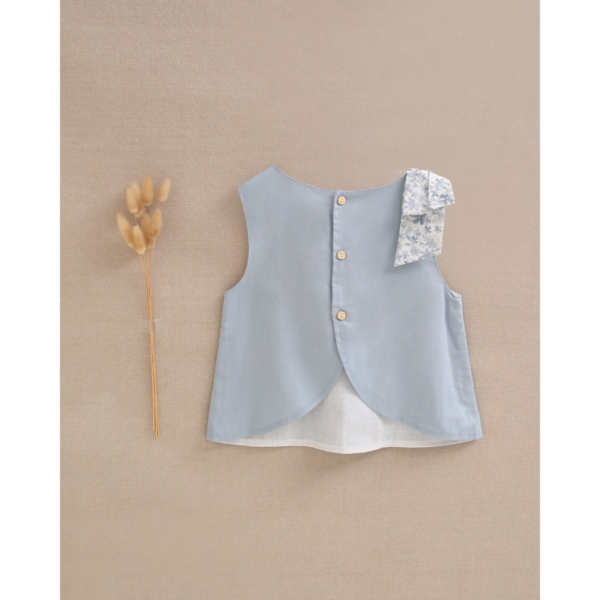 Blusa de niña azul con lazo de flores y abertura trasera - Imagen 2