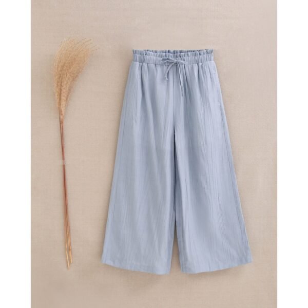Pantalón de niña azul pastel fluido