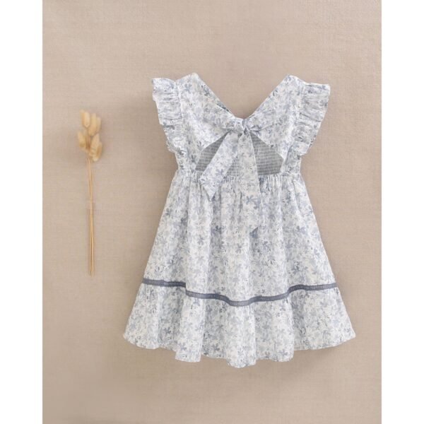 Vestido de niña con estampado floral azul y blanco